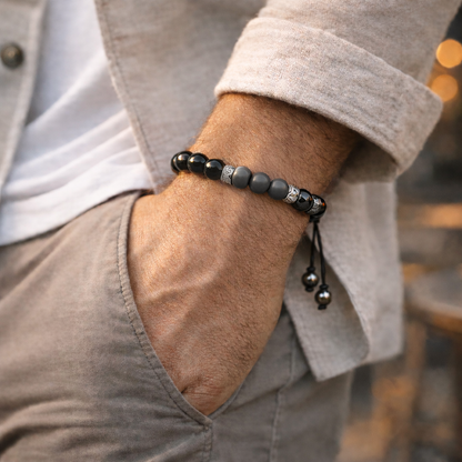 Pulsera energética de howlita y hematita naturales, con cuentas de cristal para el equilibrio, la protección y la calma.